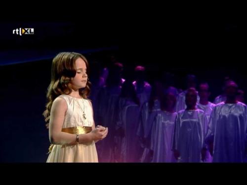 Achtergrond zingen bij Holand got Talent. Op de voorgrond Amira.